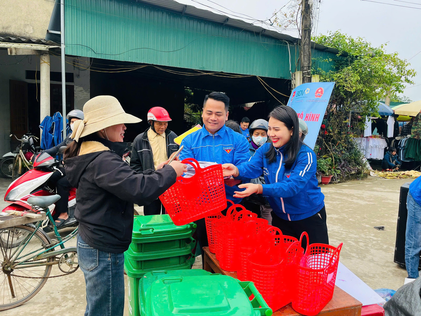 Ban tổ chức đã tặng và trao đổi tổng cộng 100 làn nhựa, thu về hàng trăm kg giấy loại, bìa các tông, vỏ lon, chai nhựa, rác nhựa phế liệu các loại...