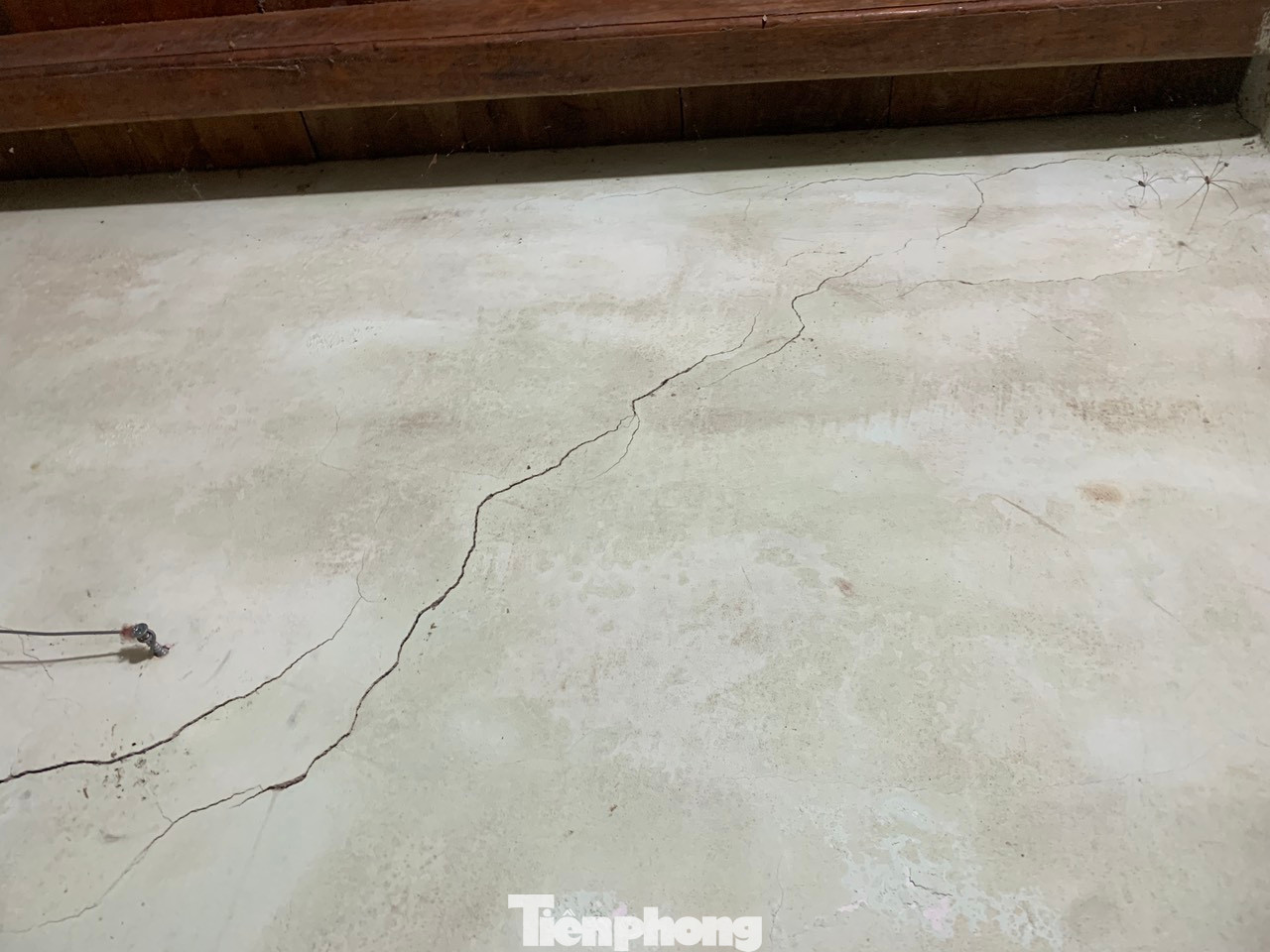 Tường, cầu thang xuất hiện nhiều vết nứt dài.