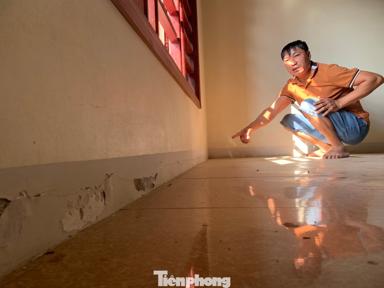 Bên trong ngôi nhà của ông Lữ nhiều vị trí bị nứt do thi công đường.