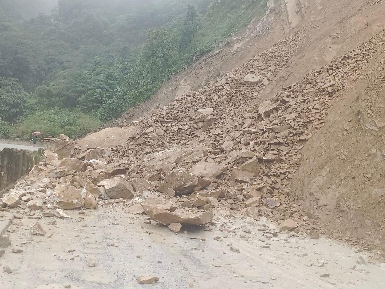 Hàng trăm khối lượng đất đá tràn xuống đường.