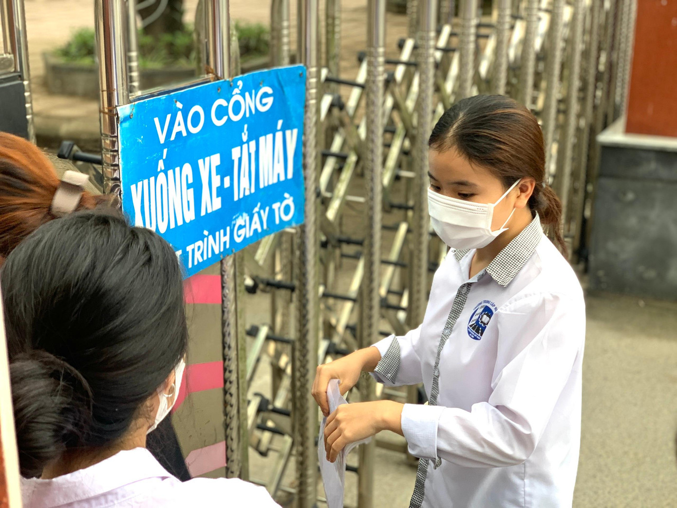 7h22, khi cổng trường bắt đầu đóng lại, một số thí sinh đến muộn chạy vào để kịp giờ thi.