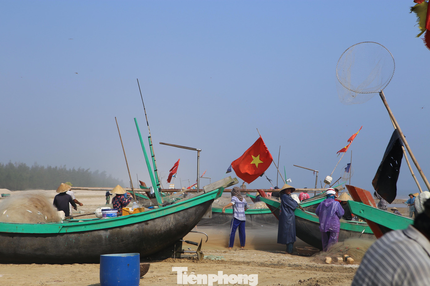 Khung cảnh gỡ lưới cá sau khi lưới thuyền được đưa vào bờ ở xã Thạch Văn. Khung cảnh gỡ lưới cá sau khi lưới thuyền được đưa vào bờ ở xã Thạch Văn.