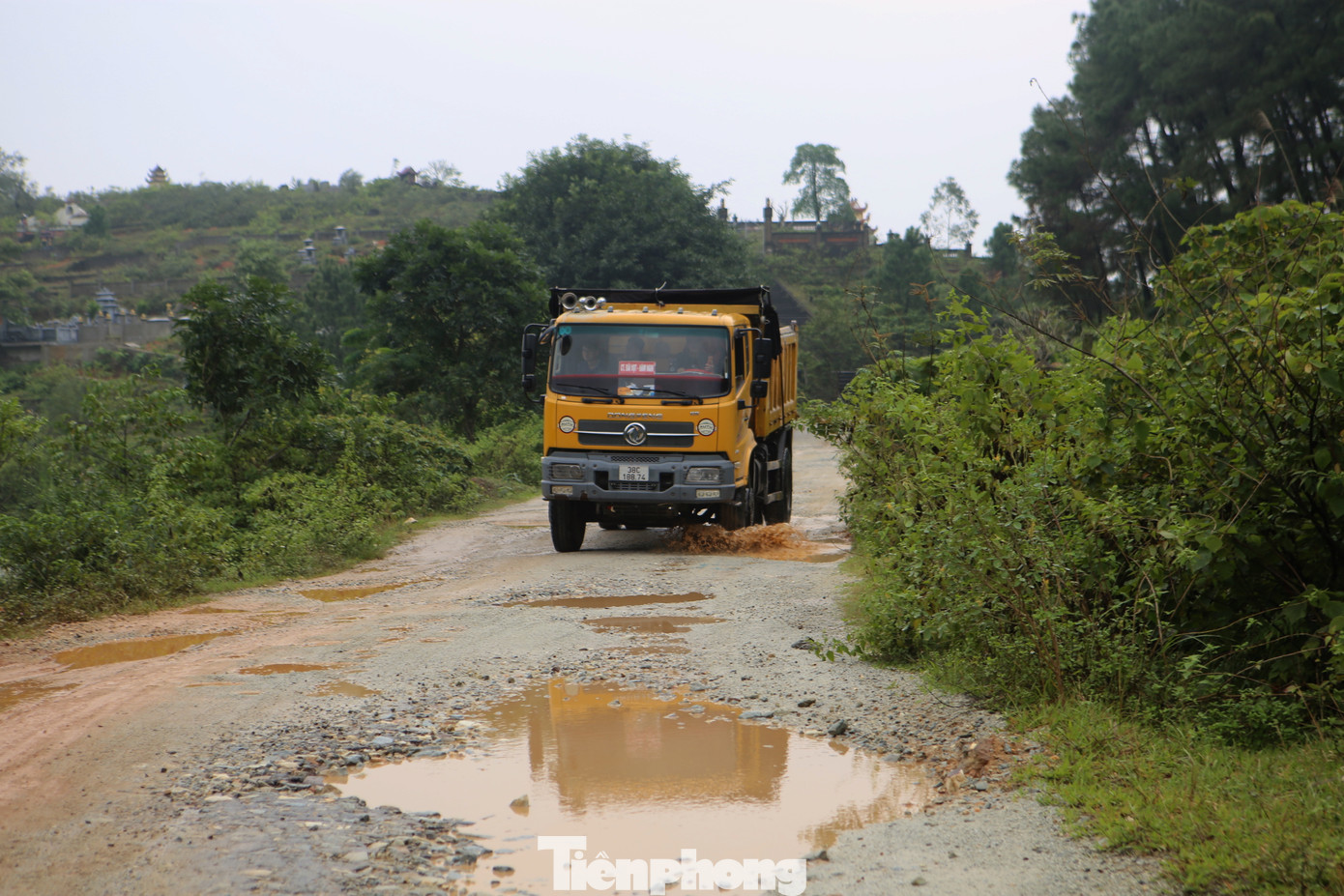 Xe chạy ầm ầm khiến người dân nơi đây rất bất an. Mặt đường lồi lõm, xuất hiện "ổ voi" khiến việc lưu thông của người dân bị ảnh hưởng, nhất là những thời điểm học sinh đi học về.