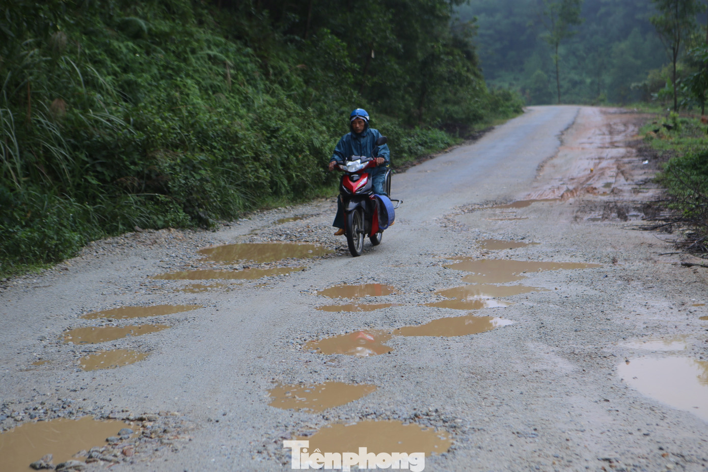 Đất đá lồi lõm, mặt đường bị cày xới nát bét, “ổ voi” chằng chịt… là tình trạng tại đường huyện lộ Bình - Thủy - Mai (xã Kim Hoa, huyện Hương Sơn, Hà Tĩnh).