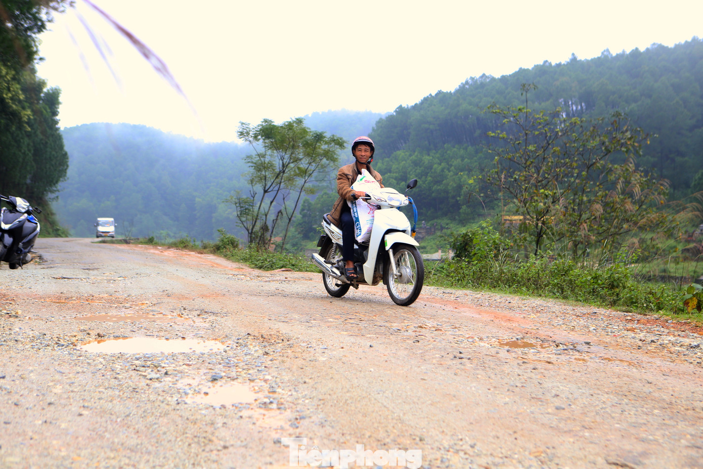 "Đây là con đường độc đạo từ nhà ra quốc lộ 8A, hằng ngày tôi phải di chuyển trên con đường này rất bất an. Đặc biệt ban đêm không có hệ thống chiếu sáng, tầm nhìn hạn chế. Việc đường xuống cấp nghiêm trọng do sử dụng từ lâu, trong khi đó xe trọng tải lớn chạy rầm rập ngày đêm. Mưa thì đường lầy lội, nắng bùi mù mịt, dân kiến nghị cả chục năm nay nhưng vẫn chưa được cải thiện", ông Đoàn Trọng Hoạch (55 tuổi, trú thôn Trường Thuỷ, xã Kim Hoa) cho hay.