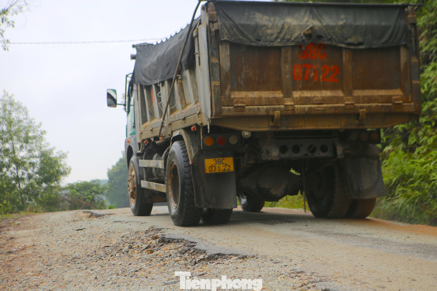 Thực trạng xe chở đất, đá tàn phá, làm hư hỏng hạ tầng giao thông, gây ô nhiễm môi trường kéo dài trong suốt thời gian dài, khiến người dân bức xúc, lo lắng