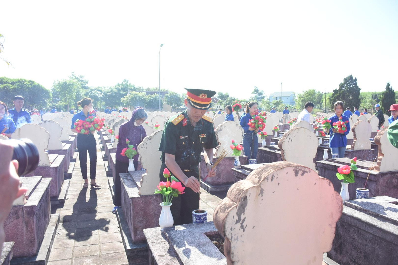 Ngày 17/7, Tỉnh Đoàn Hà Tĩnh phối hợp Viettel Hà Tĩnh - Chi nhánh Tập đoàn Công nghiệp - Viễn thông Quân đội tổ chức Chương trình “Hoa dâng mộ liệt sĩ” cấp tỉnh năm 2022 tại Nghĩa trang Liệt sĩ Huyện Hương Khê.