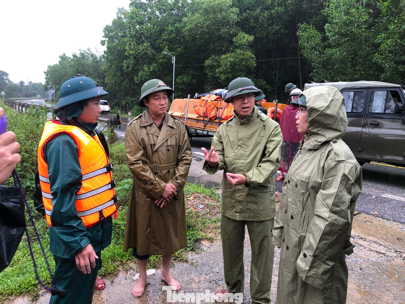 Trong sáng nay, ông Phan Kỳ - Phó Chủ tịch UBND huyện Hương Khê đã đến trực tiếp chỉ đạo và lên phương án ứng phó trước diễn biến mưa lũ phức tạp.