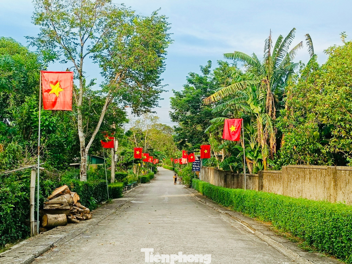 Lá cờ đỏ thắm tung bay thể hiện tinh thần chào mừng ngày Quốc khánh 2/9 và làm đẹp thêm những con đường quê ở huyện Hương Sơn trong dịp Tết Độc lập.