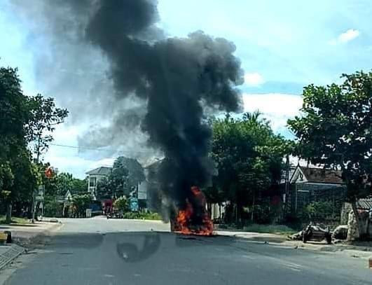 Chiếc xe bất ngờ bốc cháy dữ dội.