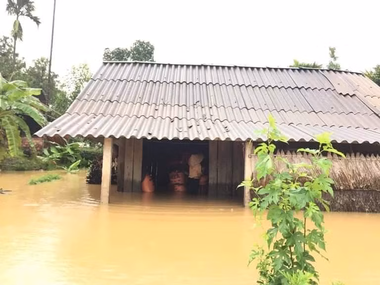 Nhà dân ở xã Phúc Đồng, huyện Hương Khê bị ngập sau những trận mưa lớn.