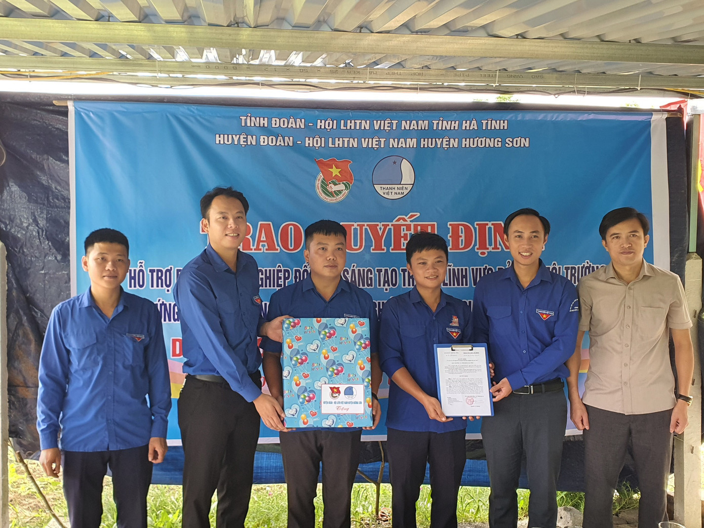 Trao quyết định hỗ trợ vốn vay từ Quỹ hỗ trợ thanh niên khởi nghiệp Hà Tĩnh và Quỹ quốc gia giải quyết việc làm cho 3 dự án khởi nghiệp với số tiền 170 triệu đồng. Trao quyết định hỗ trợ vốn vay từ Quỹ hỗ trợ thanh niên khởi nghiệp Hà Tĩnh và Quỹ quốc gia giải quyết việc làm cho 3 dự án khởi nghiệp với số tiền 170 triệu đồng.