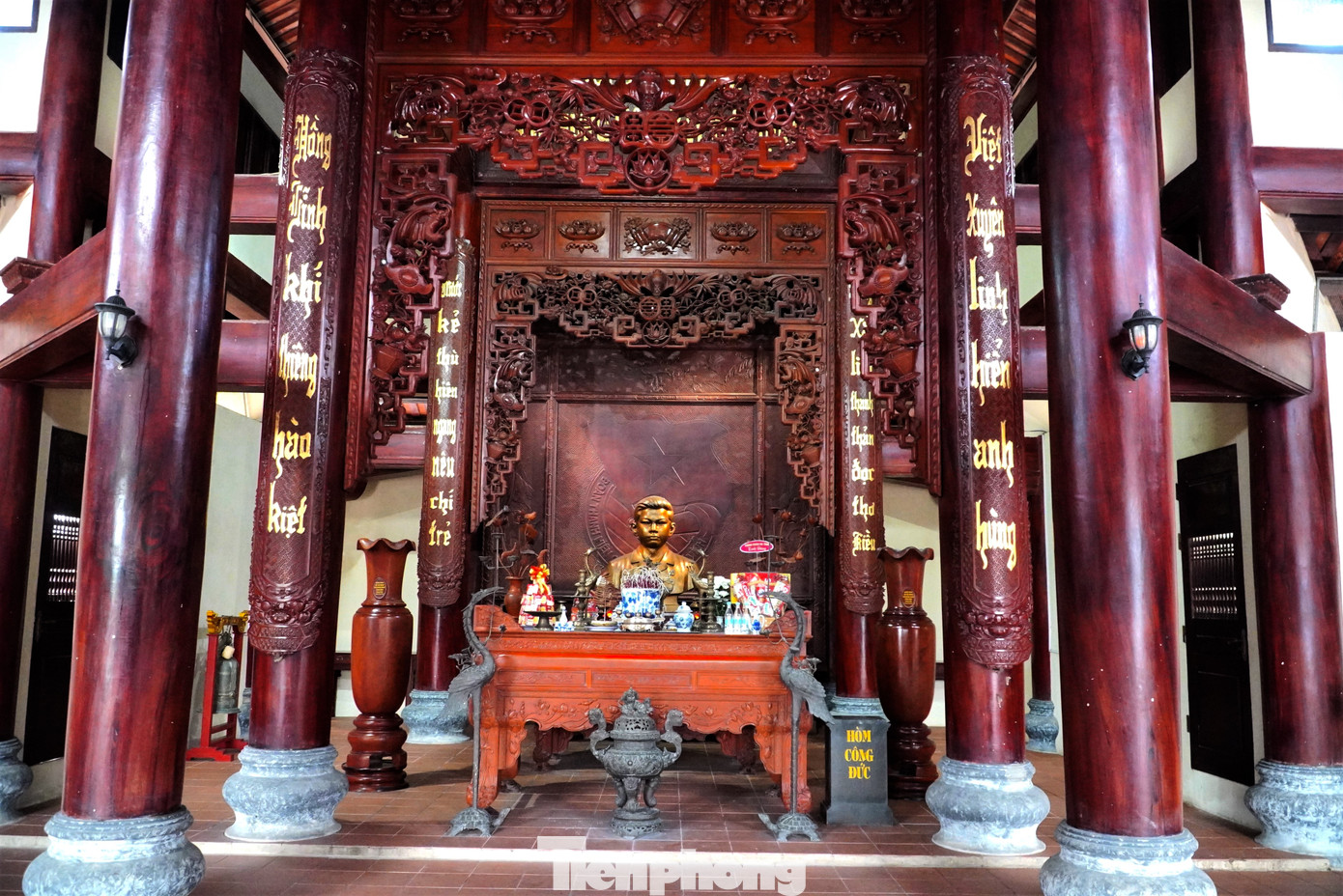 “Để giáo dục truyền thống yêu nước cho thế hệ trẻ, trong thời gian vừa qua, Ban quản lý Khu tưởng niệm anh Lý Tự Trọng đã đẩy mạnh công tác tuyên truyền về cuộc đời, tấm gương của người đoàn viên thanh niên cộng sản đầu tiên. Trong đó đặc biệt hướng đến ứng dụng chuyển đổi số, hệ thống tuyên truyền trực quan thông qua mạng xã hội hay không gian thực tế ảo, video…, nhằm lan toả hơn nữa về tấm gương của anh Lý Tự Trọng đến các thanh thiếu nhi trong và ngoài nước. Khi về đây, những bạn trẻ ngoài dâng hương tưởng niệm thì cũng tìm hiểu nghiên cứu về cuộc đời và sự nghiệp của anh Lý Tự Trọng. Đó cũng là động lực thôi thúc những đoàn viên thanh niên tiếp tục phấn đấu cống hiến để xây dựng quê hương đất nước vững mạnh”, ông Đặng Quốc Vũ - Phụ trách Ban quản lý Khu tưởng niệm anh Lý Tự Trọng cho biết. “Để giáo dục truyền thống yêu nước cho thế hệ trẻ, trong thời gian vừa qua, Ban quản lý Khu tưởng niệm anh Lý Tự Trọng đã đẩy mạnh công tác tuyên truyền về cuộc đời, tấm gương của người đoàn viên thanh niên cộng sản đầu tiên. Trong đó đặc biệt hướng đến ứng dụng chuyển đổi số, hệ thống tuyên truyền trực quan thông qua mạng xã hội hay không gian thực tế ảo, video…, nhằm lan toả hơn nữa về tấm gương của anh Lý Tự Trọng đến các thanh thiếu nhi trong và ngoài nước. Khi về đây, những bạn trẻ ngoài dâng hương tưởng niệm thì cũng tìm hiểu nghiên cứu về cuộc đời và sự nghiệp của anh Lý Tự Trọng. Đó cũng là động lực thôi thúc những đoàn viên thanh niên tiếp tục phấn đấu cống hiến để xây dựng quê hương đất nước vững mạnh”, ông Đặng Quốc Vũ - Phụ trách Ban quản lý Khu tưởng niệm anh Lý Tự Trọng cho biết.