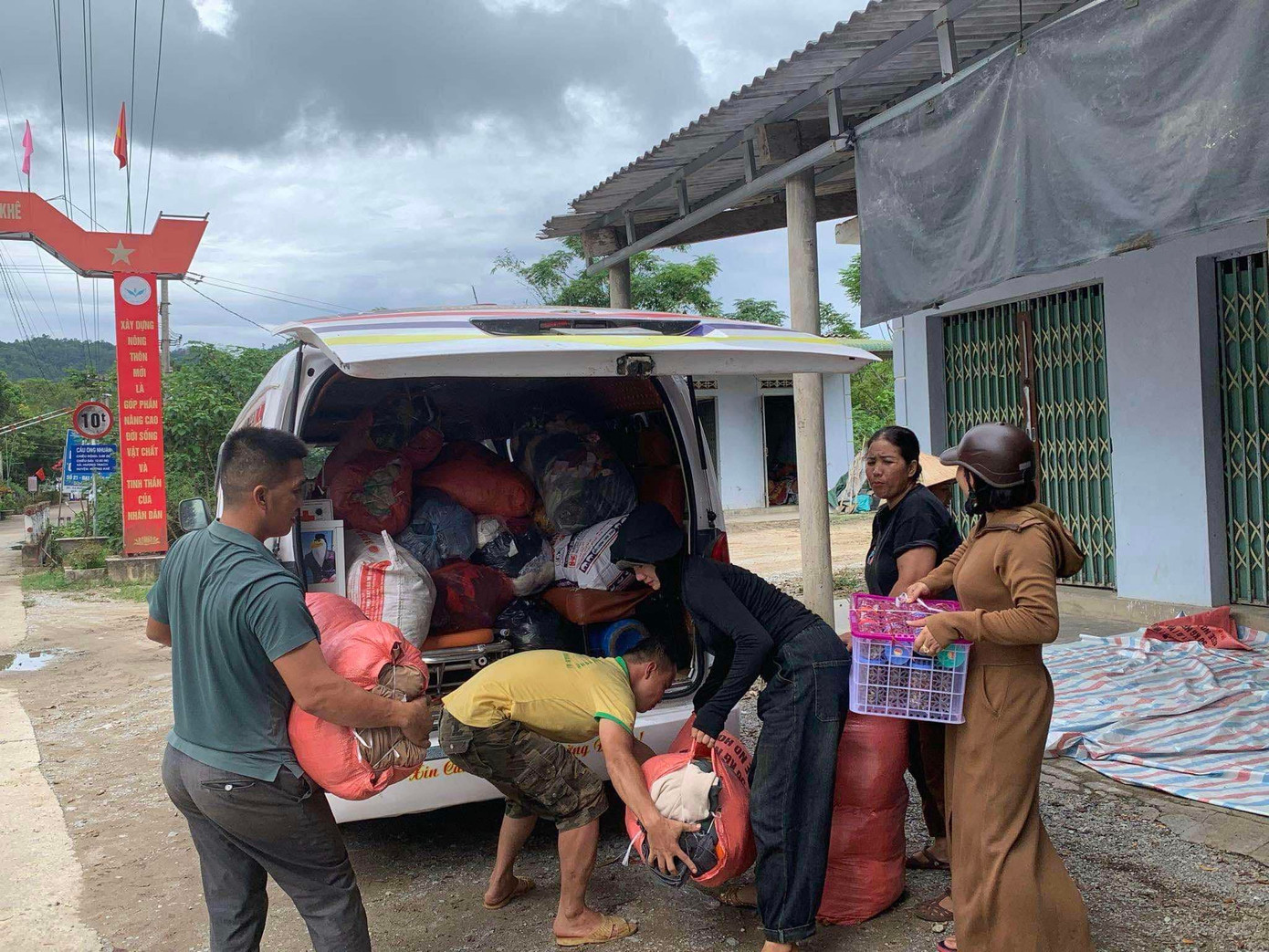 Những nhu yếu phẩm, quần áo hỗ trợ được tập kết, vận chuyển ra miền Bắc.