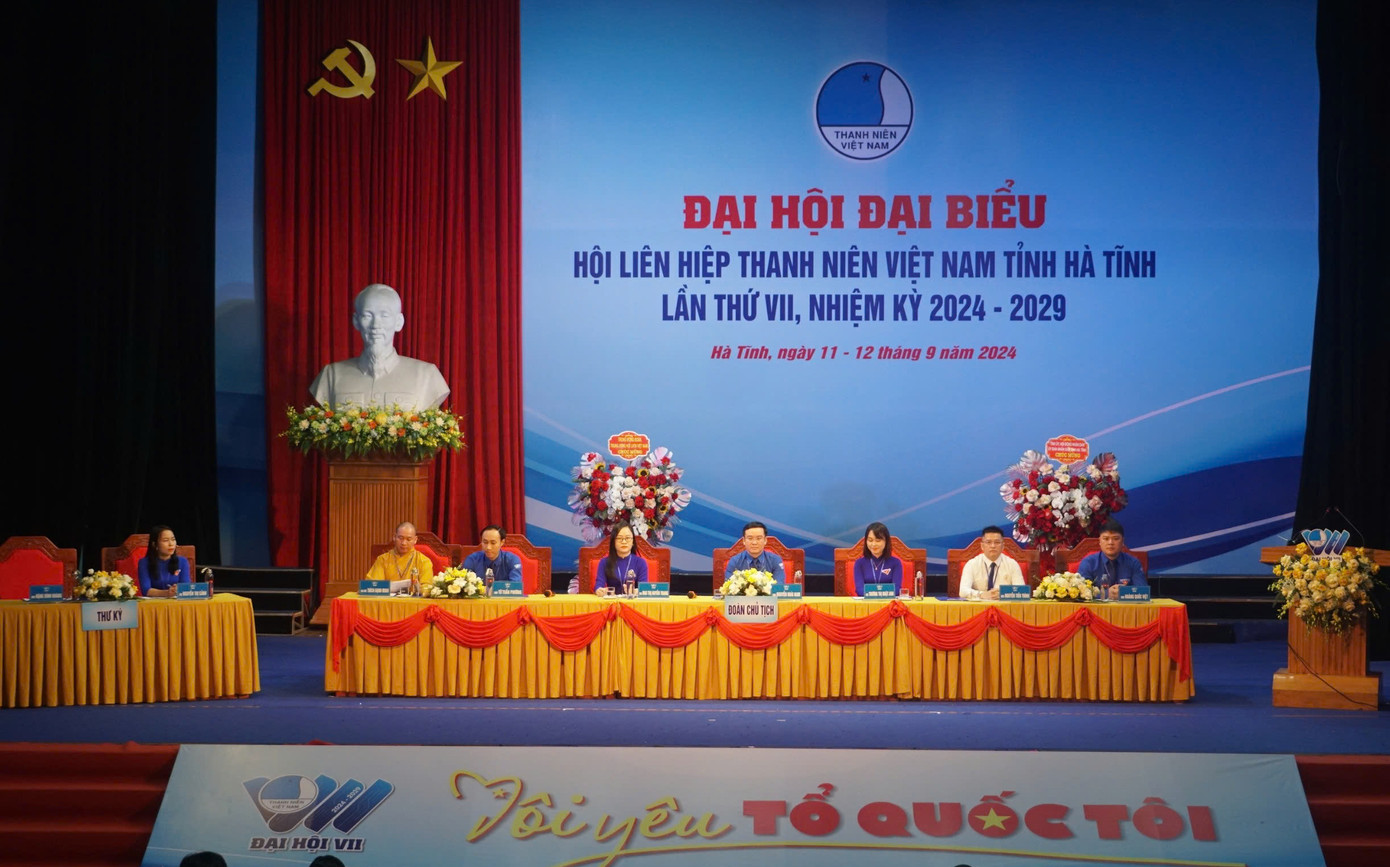 Đoàn chủ tịch điều hành đại hội.