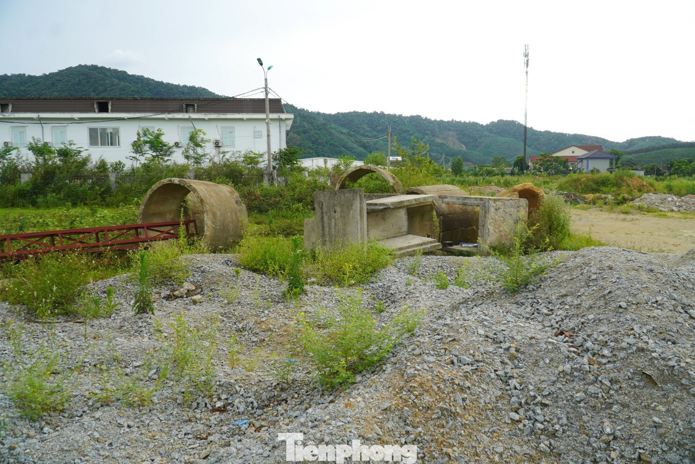 Hạ tầng tại khu công nghiệp nhếch nhác. Hạ tầng tại khu công nghiệp nhếch nhác.