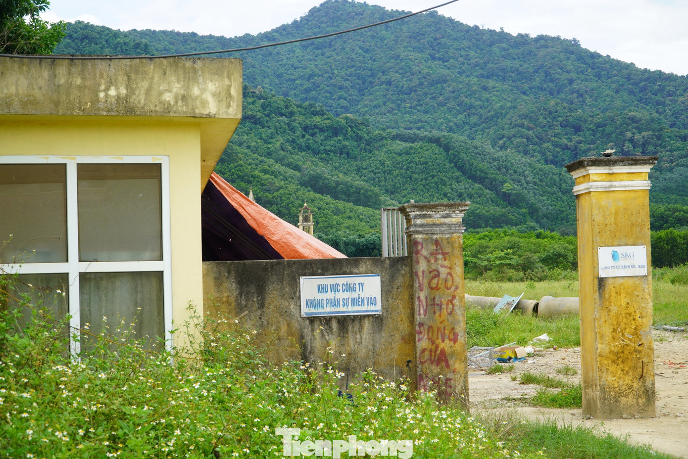 Ngoài dự án Nhà máy sản xuất kính của Công ty cổ phần Kính an toàn Sơn Kim cũng trong tình trạng bỏ hoang. Phía nhà đầu tư mới chỉ xây dựng một số hạng mục như cổng vào, còn lại bên trong đất trống. Ngoài dự án Nhà máy sản xuất kính của Công ty cổ phần Kính an toàn Sơn Kim cũng trong tình trạng bỏ hoang. Phía nhà đầu tư mới chỉ xây dựng một số hạng mục như cổng vào, còn lại bên trong đất trống.