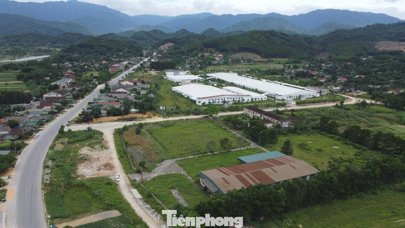 Khu công nghiệp Đại Kim thuộc Khu kinh tế cửa khẩu Cầu Treo (xã Sơn Kim 1, huyện Hương Sơn, Hà Tĩnh) nằm bên cạnh quốc lộ 8A, được thành lập từ năm 2007 trên diện tích 33 ha. Để có đất làm khu công nghiệp, trước đó chính quyền địa phương đã thu hồi đất của hơn 300 hộ dân ở Sơn Kim 1. Khu công nghiệp Đại Kim thuộc Khu kinh tế cửa khẩu Cầu Treo (xã Sơn Kim 1, huyện Hương Sơn, Hà Tĩnh) nằm bên cạnh quốc lộ 8A, được thành lập từ năm 2007 trên diện tích 33 ha. Để có đất làm khu công nghiệp, trước đó chính quyền địa phương đã thu hồi đất của hơn 300 hộ dân ở Sơn Kim 1.