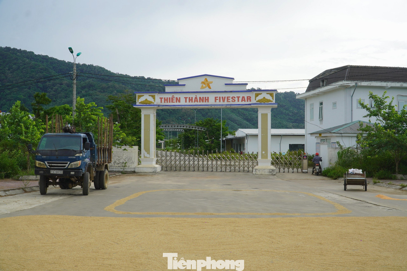 Chỉ có Công ty May Thiên Thành Five Star tại Khu công nghiệp Đại Kim - Khu kinh tế cửa khẩu Cầu Treo (xã Sơn Kim 1, huyện Hương Sơn, Hà Tĩnh) hoạt động, còn lại đầu tư nửa chừng rồi bỏ hoang. Trong ảnh cổng vào Công ty May Thiên Thành Five Star. Chỉ có Công ty May Thiên Thành Five Star tại Khu công nghiệp Đại Kim - Khu kinh tế cửa khẩu Cầu Treo (xã Sơn Kim 1, huyện Hương Sơn, Hà Tĩnh) hoạt động, còn lại đầu tư nửa chừng rồi bỏ hoang. Trong ảnh cổng vào Công ty May Thiên Thành Five Star.