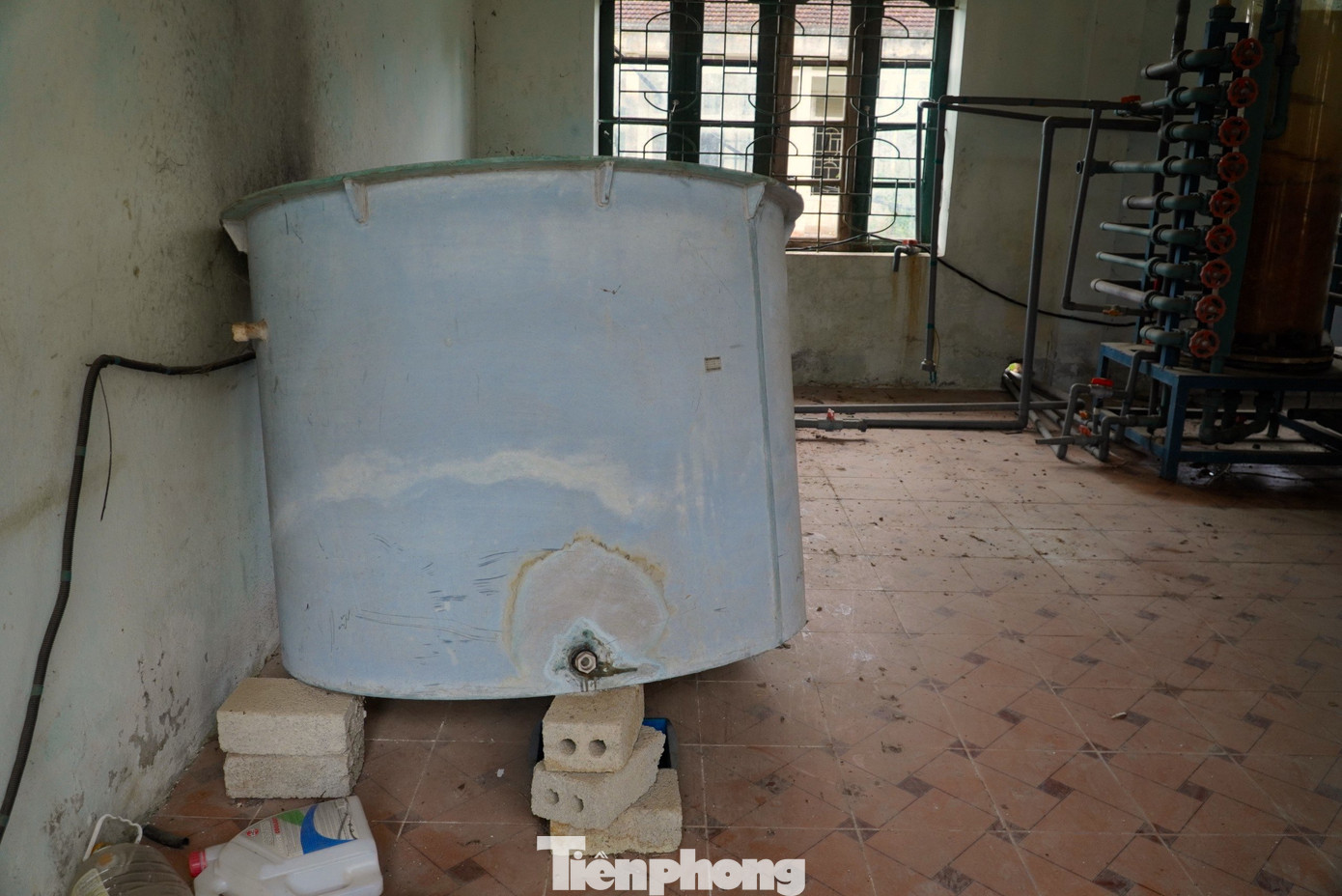Nhiều hạng mục dang dở, phía trong, nhà xưởng, các dãy phòng làm việc, máy móc, thiết bị bỏ hoang, xuống cấp. Nhiều hạng mục dang dở, phía trong, nhà xưởng, các dãy phòng làm việc, máy móc, thiết bị bỏ hoang, xuống cấp.