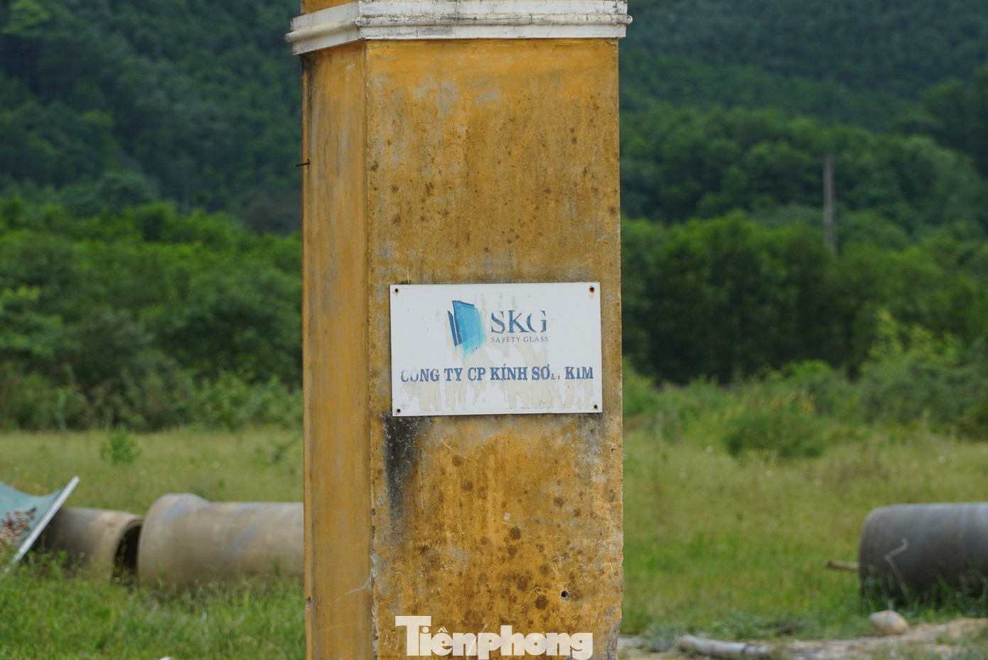 Ngoài dự án Nhà máy sản xuất kính của Công ty cổ phần Kính an toàn Sơn Kim cũng trong tình trạng bỏ hoang. Phía nhà đầu tư mới chỉ xây dựng một số hạng mục như cổng vào, còn lại bên trong đất trống. Ngoài dự án Nhà máy sản xuất kính của Công ty cổ phần Kính an toàn Sơn Kim cũng trong tình trạng bỏ hoang. Phía nhà đầu tư mới chỉ xây dựng một số hạng mục như cổng vào, còn lại bên trong đất trống.