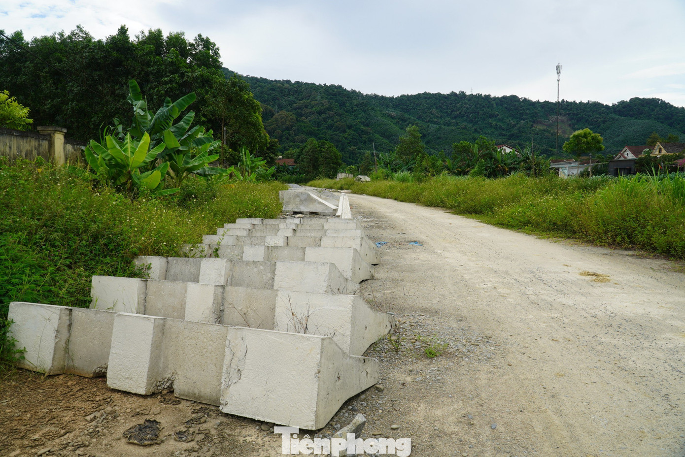 Hạ tầng tại khu công nghiệp nhếch nhác. Hạ tầng tại khu công nghiệp nhếch nhác.