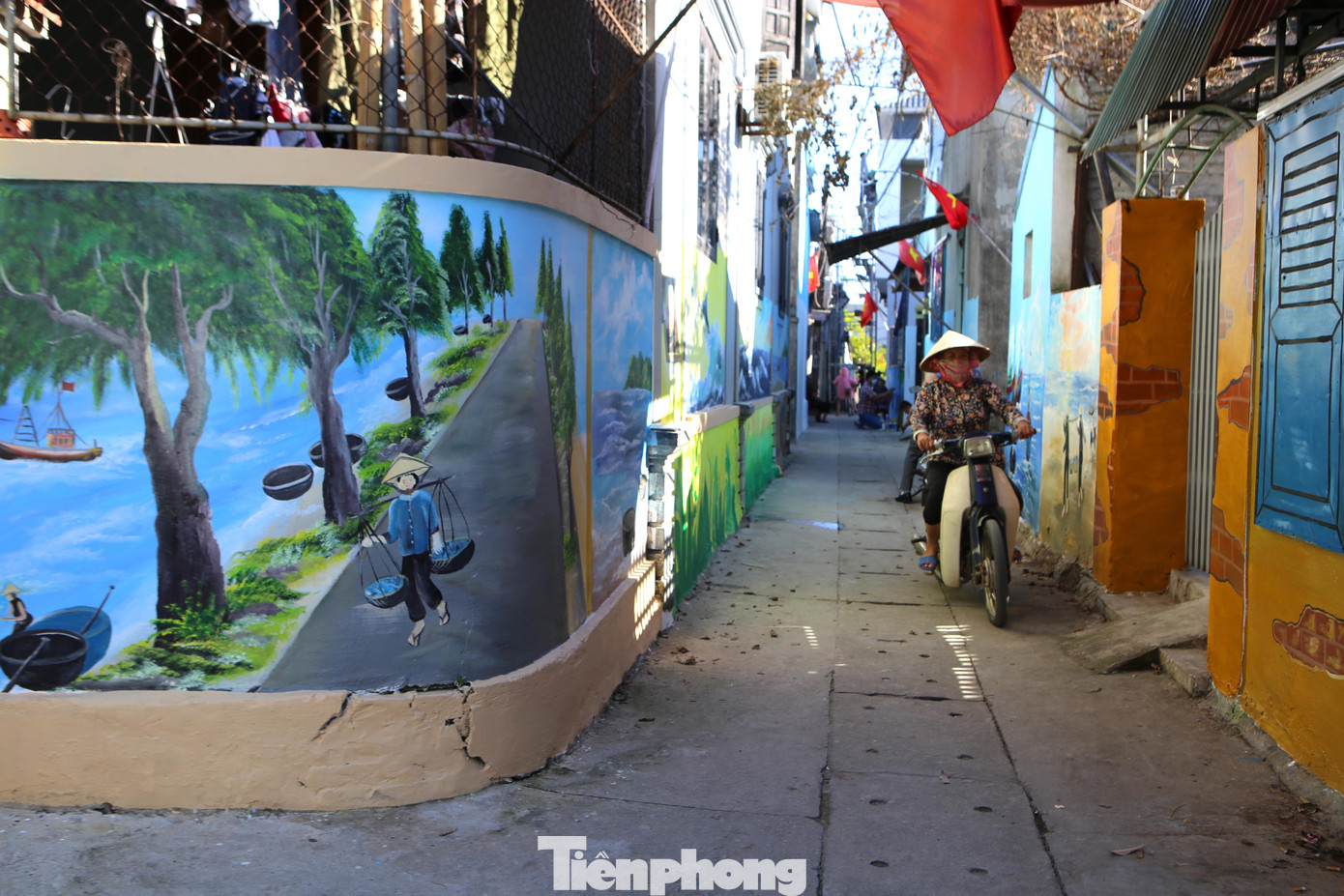 Khung cảnh bình yên ở vùng biển được khắc hoạ lên những bức tranh tường đầy màu sắc. Nội dung xuyên suốt con đường bích họa diễn tả khung cảnh sinh hoạt thường ngày của người dân, vẻ đẹp đất nước, biển đảo..