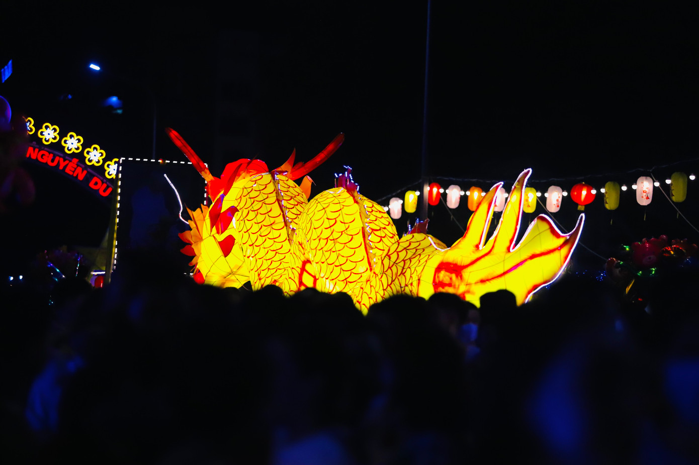 Hàng ngàn người dân xuống phố cùng tham gia lễ hội. Nhiều người dùng điện thoại ghi lại những khoảnh khắc đẹp này.