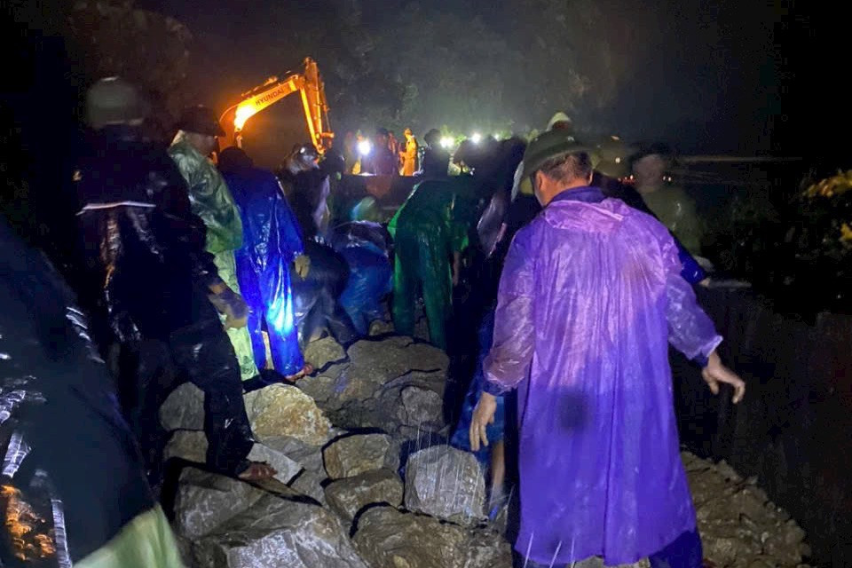 Dự kiến trong ngày hôm nay (31/10) sẽ hoàn thiện và thông tuyến đường sắt Bắc - Nam. Dự kiến trong ngày hôm nay (31/10) sẽ hoàn thiện và thông tuyến đường sắt Bắc - Nam.