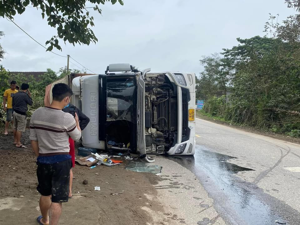 Chiếc xe tải bị mất lái lật giữa đường.