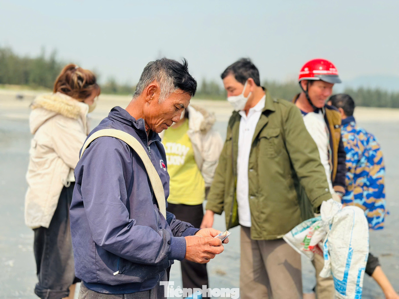 Ngư dân phấn khởi, khi những mẻ lưới sau khi vào bờ được bán cho người dân, thương lái thu mua.