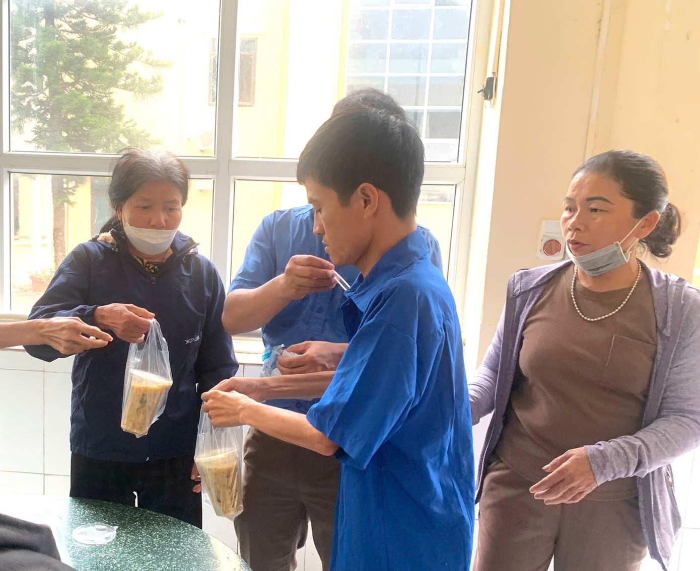 Anh Thắng tham gia nấu cháo tình nguyện tại bệnh viện.