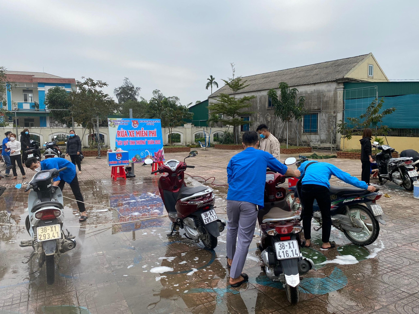 Hai ngày nay, lực lượng Đoàn thanh niên xã Cẩm Vịnh (huyện Cẩm Xuyên, tỉnh Hà Tĩnh) và CLB Đối ngoại - Trường Đại học Hà Tĩnh đã triển khai hoạt động "Rửa xe gây quỹ tình thương" Xuân 2022 để hỗ trợ người nghèo trong dịp Tết.