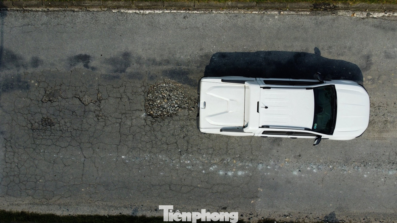 Đặc biệt khoảng 2km đoạn khu vực qua xã Thạch Trung mặt đường hằn lún, vỡ kết cấu khiến phương tiện giao thông qua lại gặp nhiều khó khăn.