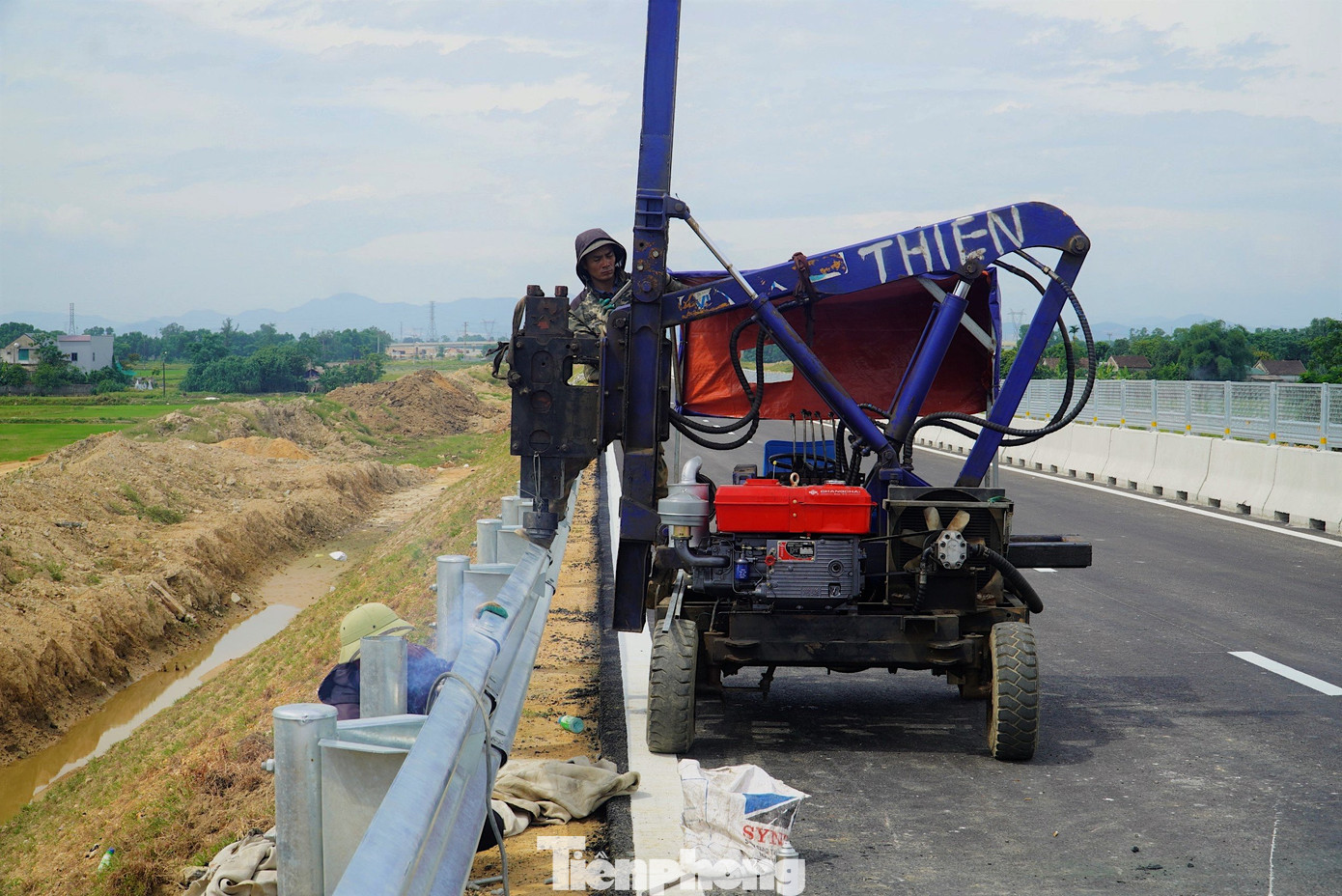 Trên công trường tuyến cao tốc Diễn Châu - Bãi Vọt đoạn qua Hà Tĩnh đang nhộn nhịp, hàng chục công nhân gấp rút thi công những hạng mục cuối cùng để dự án thông xe vào cuối tháng 6 theo đúng tiến độ đề ra.