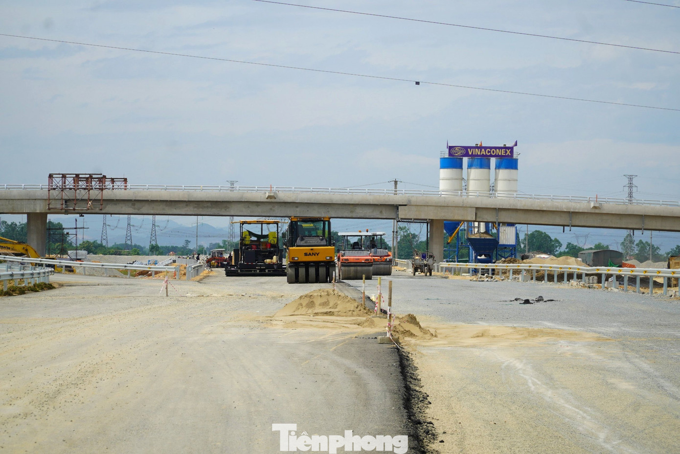 Trên công trường tuyến cao tốc Diễn Châu - Bãi Vọt đoạn qua Hà Tĩnh đang nhộn nhịp, hàng chục công nhân gấp rút thi công những hạng mục cuối cùng để dự án thông xe vào cuối tháng 6 theo đúng tiến độ đề ra.