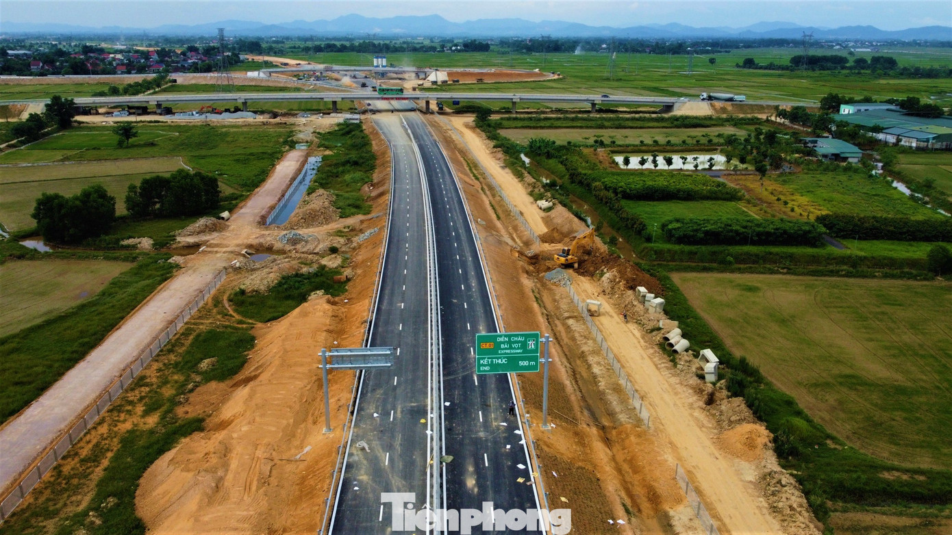 Dự án cao tốc Diễn Châu - Bãi Vọt được đầu tư theo hình thức đối tác công - tư, chiều dài gần 50 km, đi qua địa phận 2 tỉnh Nghệ An (44,4 km) và Hà Tĩnh (4,9 km). Tổng vốn đầu tư dự án khoảng 11.157 tỷ đồng. Dự án khởi công từ tháng 5/2021. Hiện đoạn tuyến Diễn Châu - Quốc lộ 46B đã tổ chức lễ thông xe ngày 29/4, còn 19 km đoạn tuyến Quốc lộ 46B - Bãi Vọt dự kiến thông xe vào ngày 30/6 này.