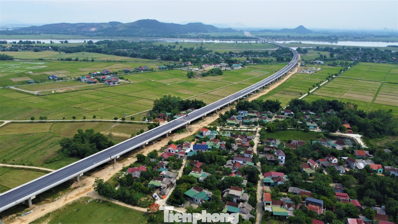 Các nhà thầu đang gấp rút hoàn thành hơn 19 km còn lại của dự án để thông xe vào 30/6.