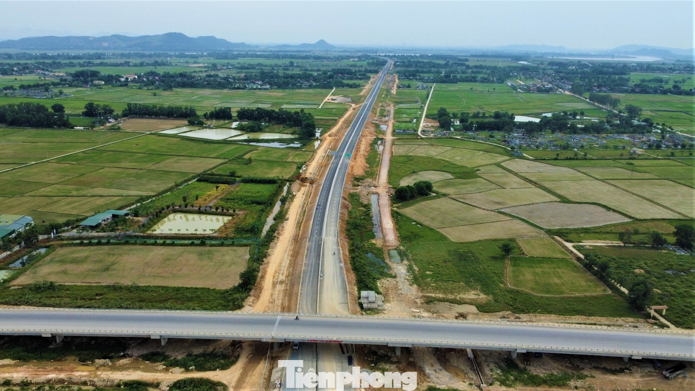 Điểm cuối dự án Diễn Châu - Bãi Vọt nối với nút giao quốc lộ 8A (xã Thanh Bình Thịnh, huyện Đức Thọ, tỉnh Hà Tĩnh) nhìn từ trên cao. Theo các đơn vị thi công, khu vực này thi công gặp nhiều khó khăn, nền đất yếu.