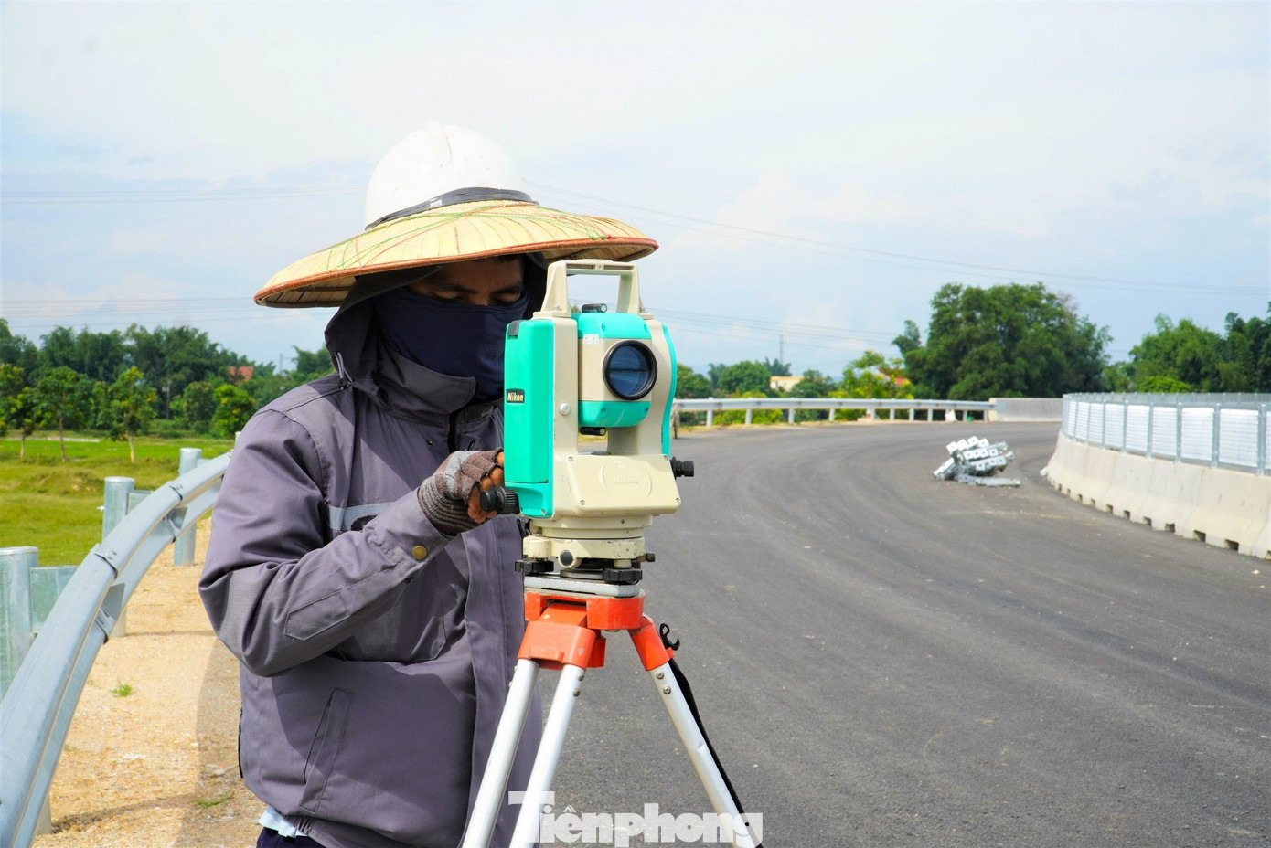 Trong những ngày này, dù thời tiết khắc nghiệt nhưng với tinh thần “vượt nắng thắng mưa,” các nhà thầu đang nỗ lực đẩy nhanh tiến độ cũng như đảm bảo chất lượng dự án.