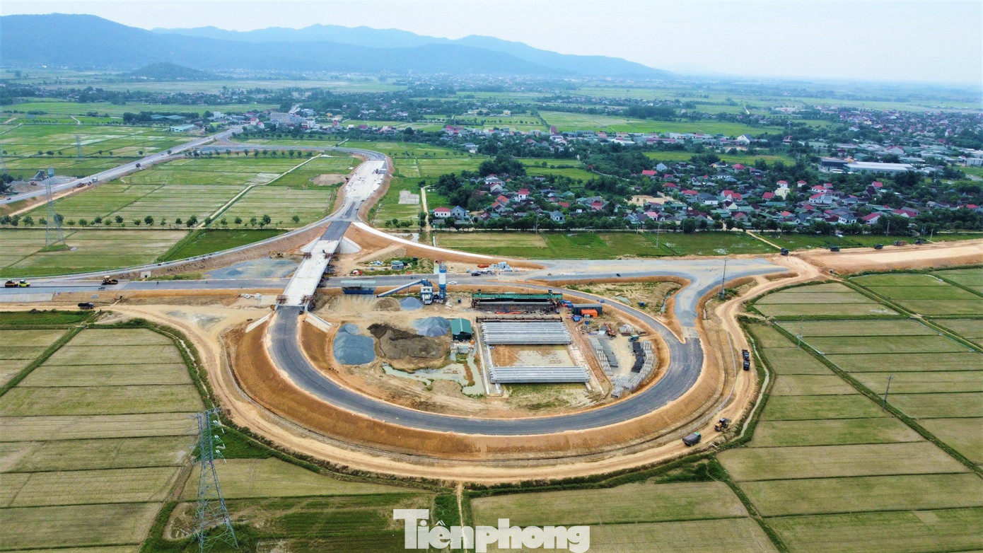 Tại công trường thi công nút giao quốc lộ 8A (xã Thanh Bình Thịnh, huyện Đức Thọ) là điểm khớp nối của 2 dự án thành phần cao tốc Diễn Châu - Bãi Vọt và Bãi Vọt - Hàm Nghi. Hiện nhà thầu đang huy động hàng chục kỹ sư, nhân công chia làm nhiều mũi để tổng lực thi công.