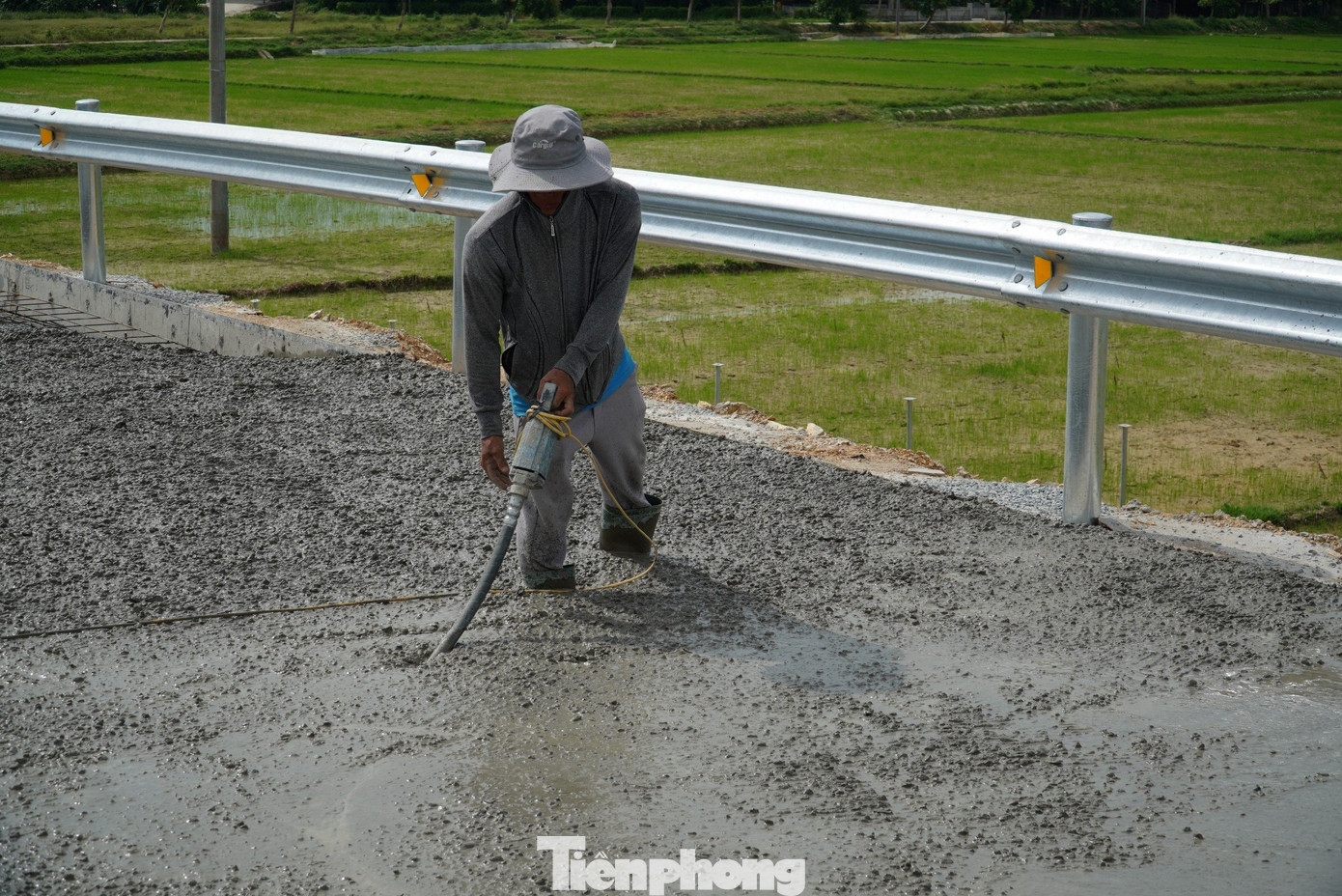 Trong những ngày này, dù thời tiết khắc nghiệt nhưng với tinh thần “vượt nắng thắng mưa,” các nhà thầu đang nỗ lực đẩy nhanh tiến độ cũng như đảm bảo chất lượng dự án.