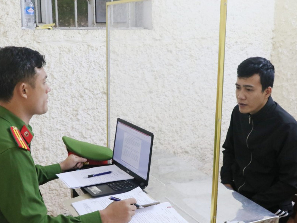 Mai Chí Phương làm việc tại cơ quan điều tra. (Ảnh CAHT)