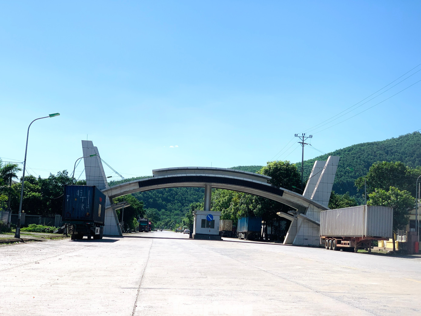 Một công trình khác cũng trong tình trạng không còn hoạt động là dự án cổng kiểm soát giữa khu kinh tế và nội địa (Cổng B) được hoàn thành năm 2010. Một công trình khác cũng trong tình trạng không còn hoạt động là dự án cổng kiểm soát giữa khu kinh tế và nội địa (Cổng B) được hoàn thành năm 2010.