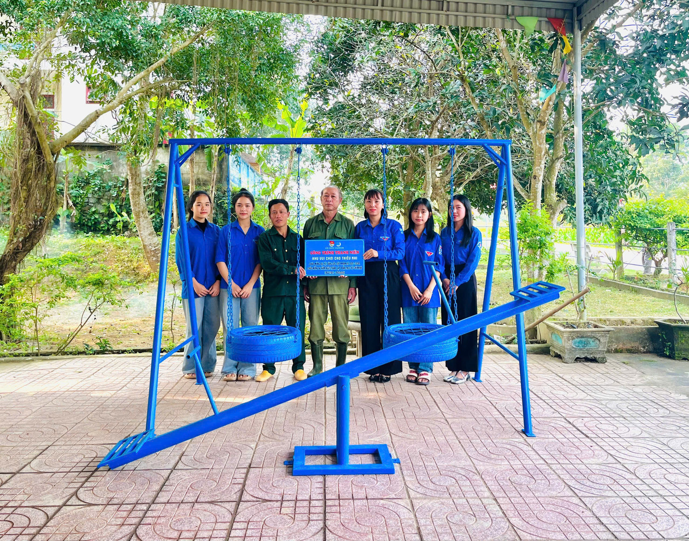 Tại huyện Vũ Quang, các cơ sở Đoàn tổ chức các hoạt động hưởng ứng chung tay xây dựng nông thôn mới, ngày Chủ nhật xanh. Cùng với đó, ra mắt 2 mô hình kinh tế thanh niên, 11 khu vui chơi, hỗ trợ tháo gỡ nhà tạm, vệ sinh đường làng ngõ xóm,...