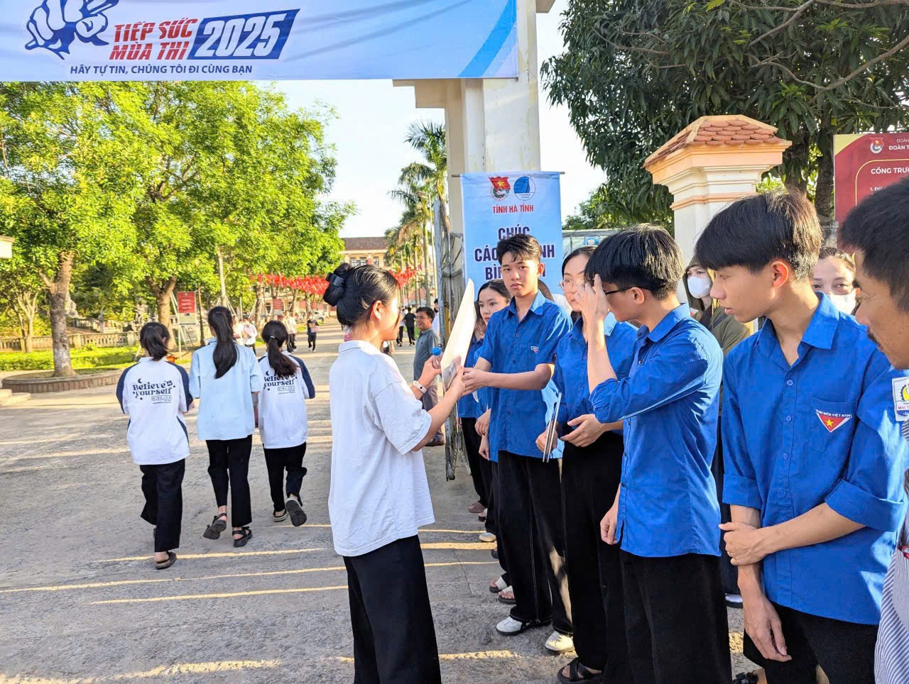 Với phương châm thiết thực - hiệu quả - an toàn, các đội hình tình nguyện đã tổ chức nhiều hoạt động ý nghĩa như: Hỗ trợ sắp xếp bàn ghế, vệ sinh khu vực thi, trông giữ xe và đồ dùng miễn phí, phát nước uống, quạt mát, hỗ trợ tra cứu thông tin, hướng dẫn thí sinh vào phòng thi, in treo băng rôn, khẩu hiệu động viên tinh thần các em. Với phương châm thiết thực - hiệu quả - an toàn, các đội hình tình nguyện đã tổ chức nhiều hoạt động ý nghĩa như: Hỗ trợ sắp xếp bàn ghế, vệ sinh khu vực thi, trông giữ xe và đồ dùng miễn phí, phát nước uống, quạt mát, hỗ trợ tra cứu thông tin, hướng dẫn thí sinh vào phòng thi, in treo băng rôn, khẩu hiệu động viên tinh thần các em.