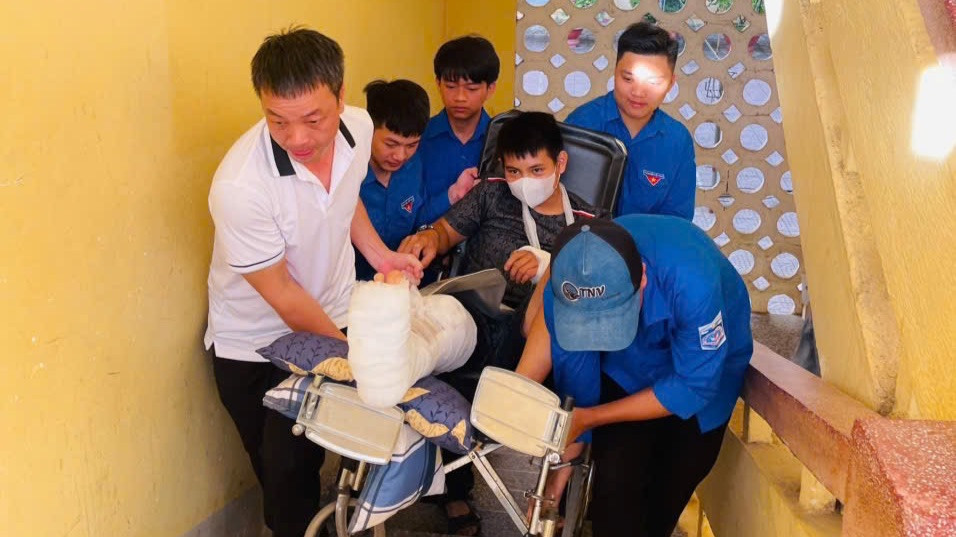 Tại điểm trường THPT Hương Khê, đội hình tình nguyện cùng hỗ trợ em Nguyễn Văn Duy, lớp 9A, Trường THCS Chu Văn An bị gãy chân phải và tay trái vào phòng thi. Tại điểm trường THPT Hương Khê, đội hình tình nguyện cùng hỗ trợ em Nguyễn Văn Duy, lớp 9A, Trường THCS Chu Văn An bị gãy chân phải và tay trái vào phòng thi.