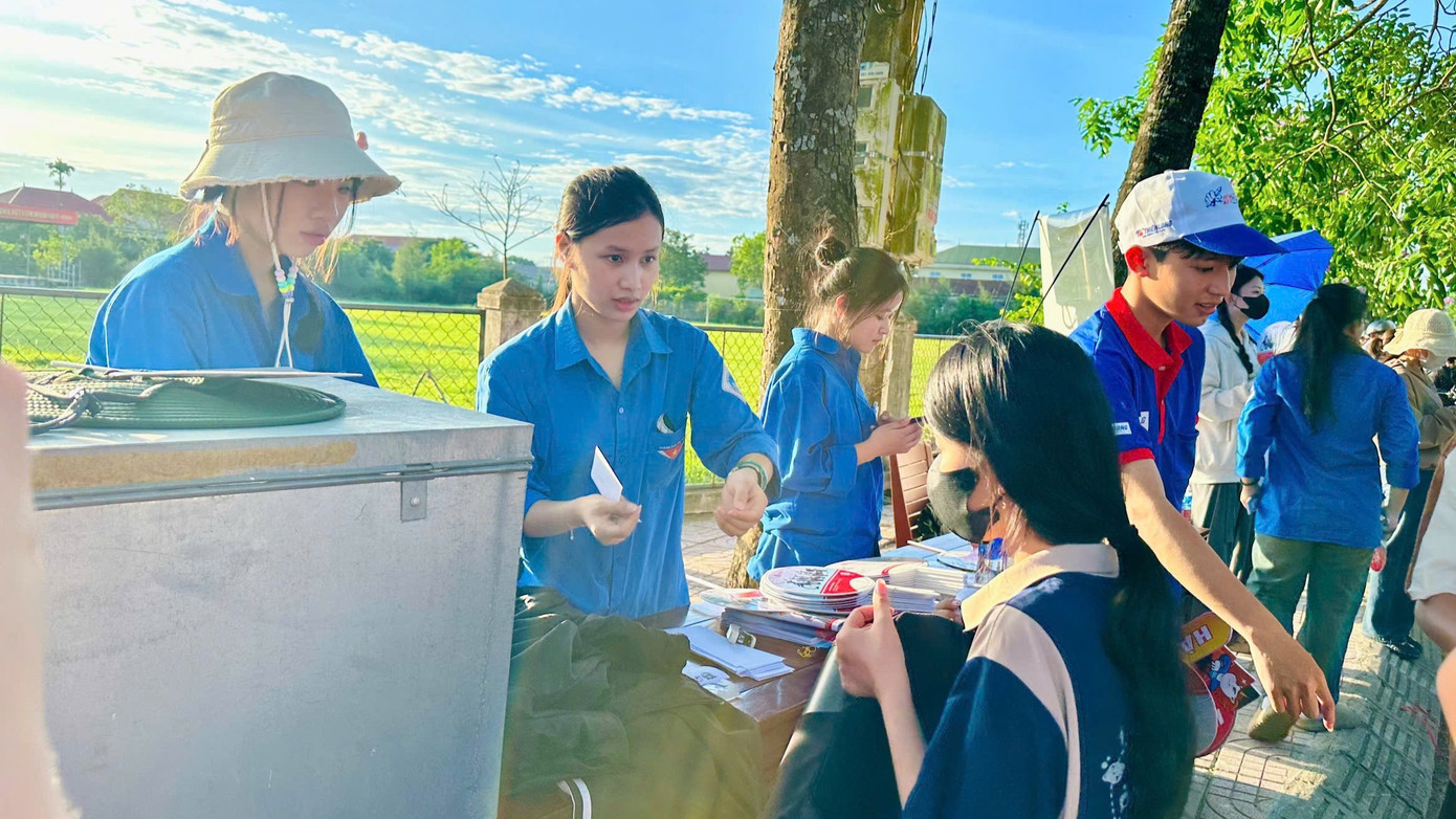 Tại thành phố Hà Tĩnh, đoàn viên thanh niên cũng chuẩn bị sẵn nước uống, quạt mát và tích cực hỗ trợ thí sinh tra cứu số báo danh, phòng thi. Mặc dù thời tiết nắng nóng, đoàn thanh niên thành phố Hà Tĩnh vẫn nỗ lực hoàn thành tốt nhiệm vụ. Tại thành phố Hà Tĩnh, đoàn viên thanh niên cũng chuẩn bị sẵn nước uống, quạt mát và tích cực hỗ trợ thí sinh tra cứu số báo danh, phòng thi. Mặc dù thời tiết nắng nóng, đoàn thanh niên thành phố Hà Tĩnh vẫn nỗ lực hoàn thành tốt nhiệm vụ.