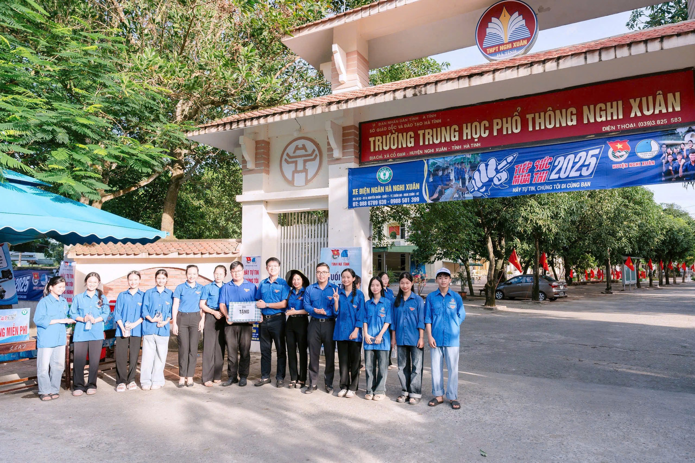Nhằm đồng hành, hỗ trợ thí sinh tham gia Kỳ thi tuyển sinh vào lớp 10 THPT năm học 2025 - 2026 tại 36 hội đồng thi, Tỉnh Đoàn Hà Tĩnh đã thành lập 36 đội hình với hơn 1.500 đoàn viên thanh niên tham gia hỗ trợ "Tiếp sức mùa thi" vào lớp 10. Ảnh: HN Nhằm đồng hành, hỗ trợ thí sinh tham gia Kỳ thi tuyển sinh vào lớp 10 THPT năm học 2025 - 2026 tại 36 hội đồng thi, Tỉnh Đoàn Hà Tĩnh đã thành lập 36 đội hình với hơn 1.500 đoàn viên thanh niên tham gia hỗ trợ "Tiếp sức mùa thi" vào lớp 10. Ảnh: HN