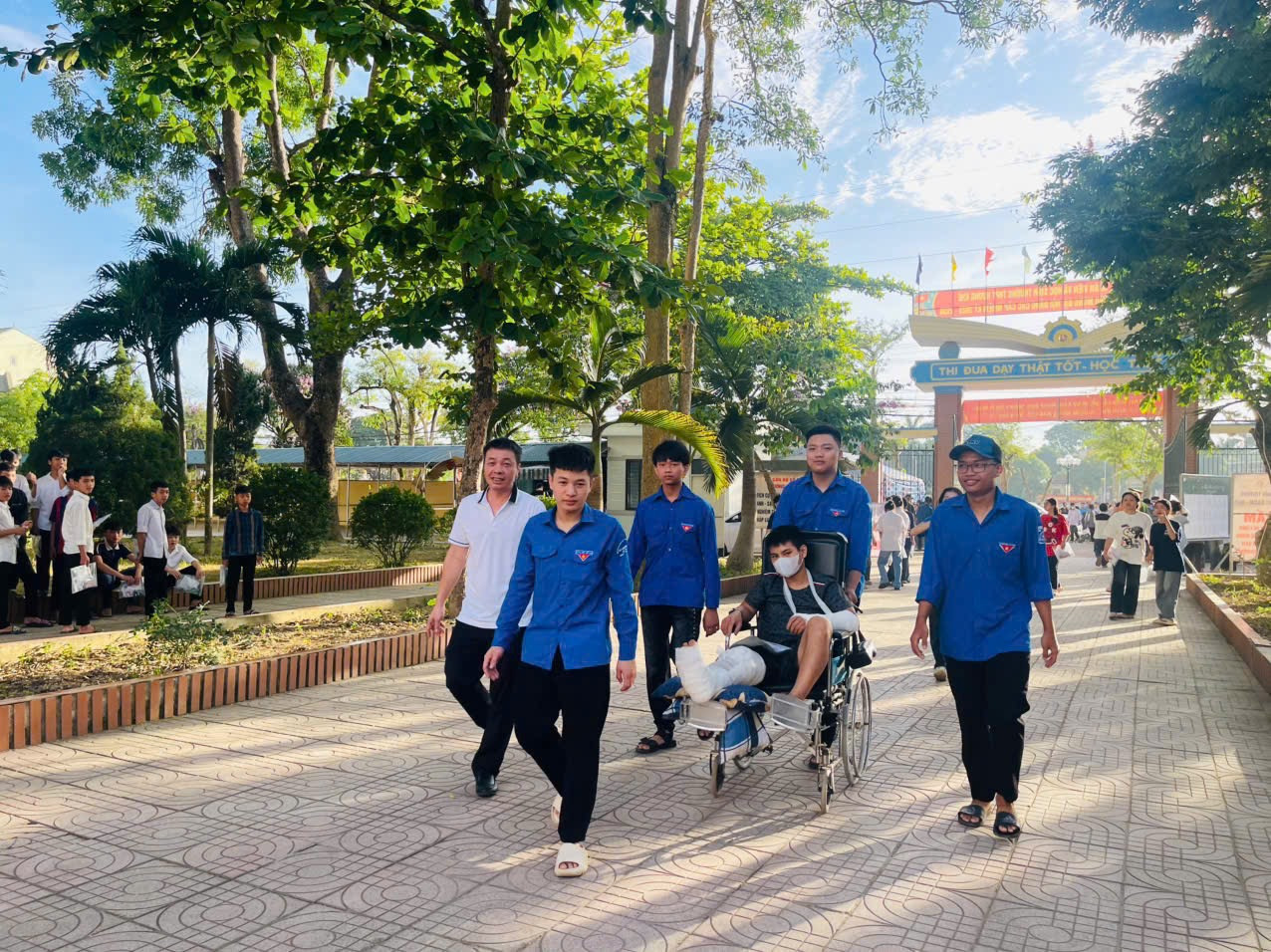 Hình ảnh màu áo xanh tình nguyện nhiệt tình, trách nhiệm đã để lại ấn tượng đẹp trong lòng phụ huynh và học sinh. Hình ảnh màu áo xanh tình nguyện nhiệt tình, trách nhiệm đã để lại ấn tượng đẹp trong lòng phụ huynh và học sinh.